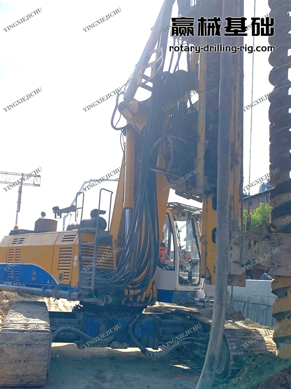 BG20h Powerful and stable performance High drilling efficiency rotary drilling rig