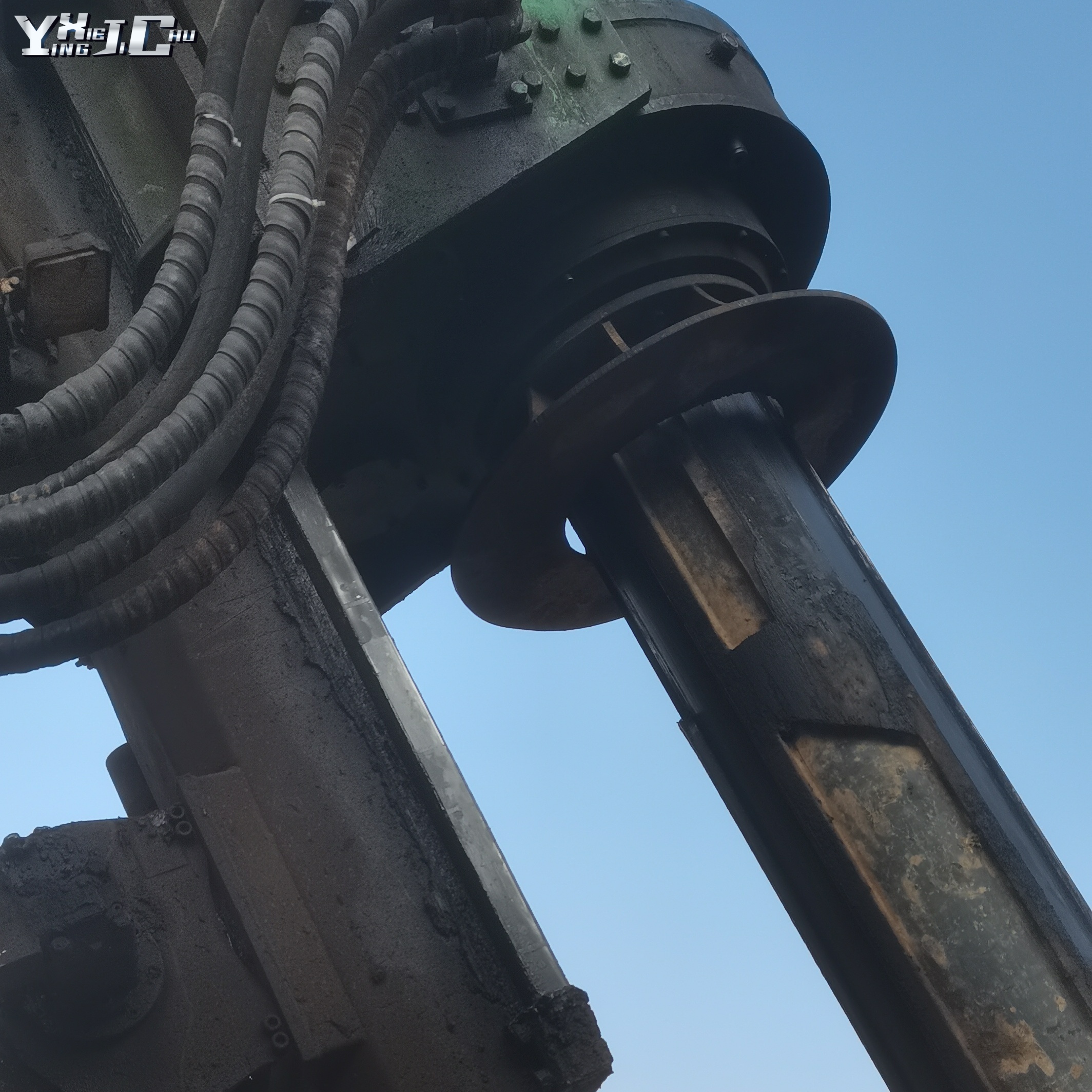 How Does A Rotary Drilling Rig Operate in A Confined Space