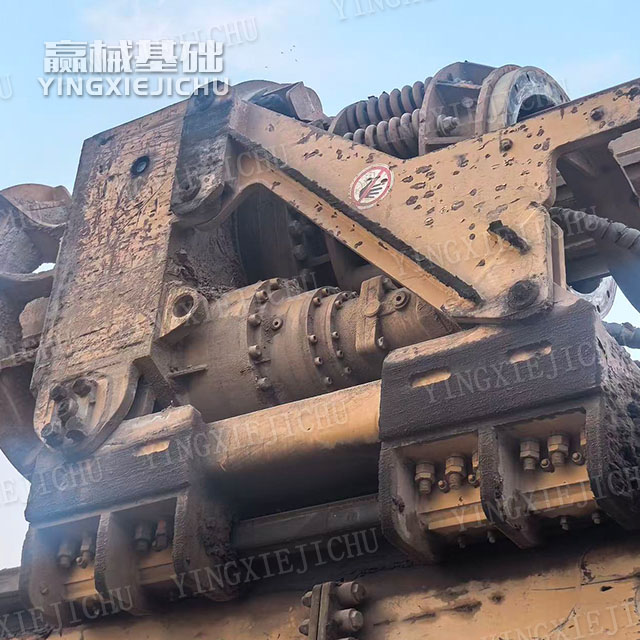 Strong anti-overturning performance Fast response XR180 Rotary drill rig