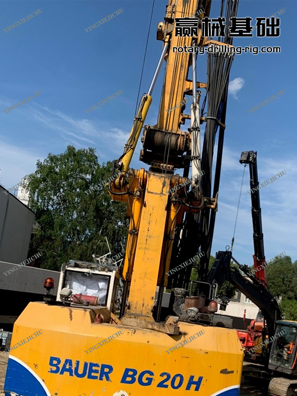 BG20h Powerful and stable performance High drilling efficiency rotary drilling rig