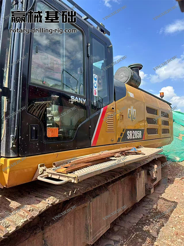 Capable breaking through various rock layers building block design SR285 Rotary drill rig