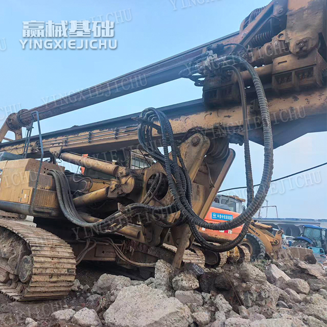 Strong anti-overturning performance Fast response XR180 Rotary drill rig