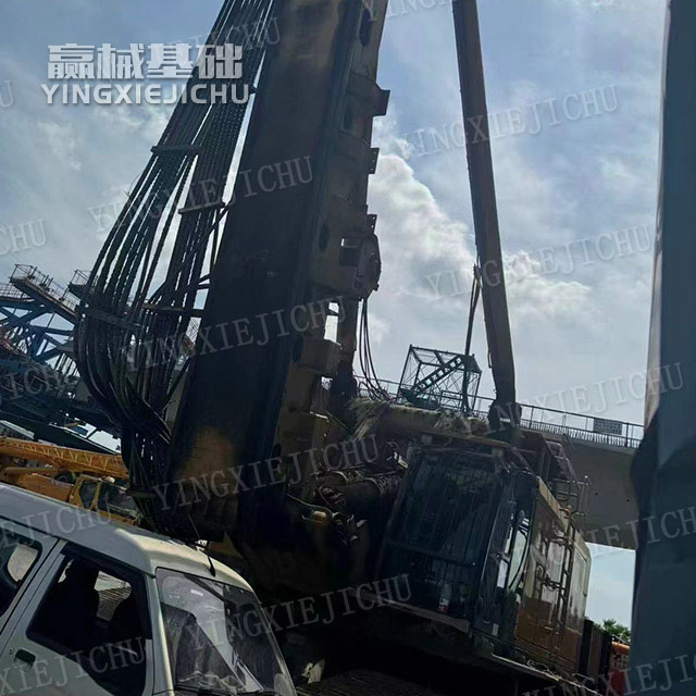 Powerful in drilling Centralized lubrication Durable structure XR450E Rotary Drill Rig
