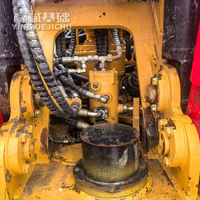 Centralized lubrication Single-hole efficiency is high Smooth transitions SR155 Rotary Drill Rig