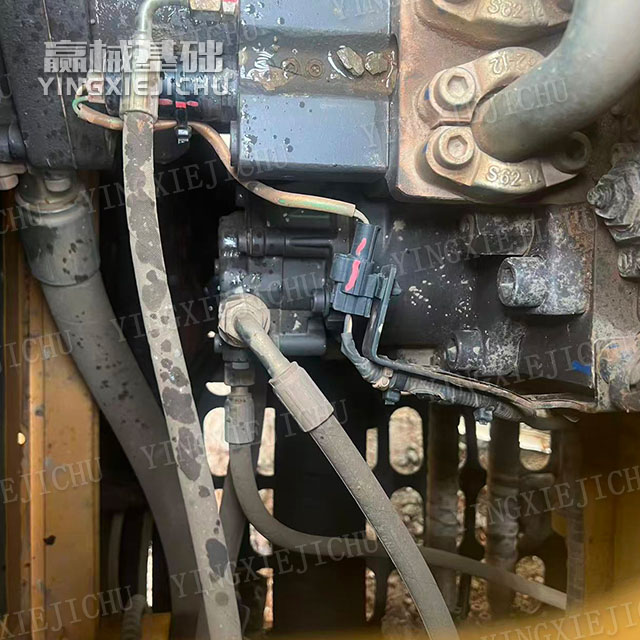 Sufficient torque Smooth transitions Efficient Hydraulics SR155-C10 Rotary Drill Rig