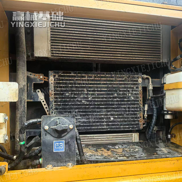 Centralized lubrication Single-hole efficiency is high Smooth transitions SR155 Rotary Drill Rig