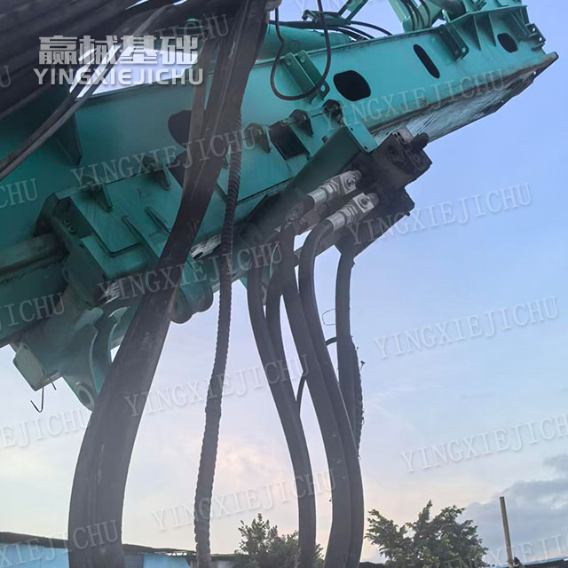 Powerful rock penetration Low fuel consumption Low fuel consumption SD30 Rotary Drill Rig