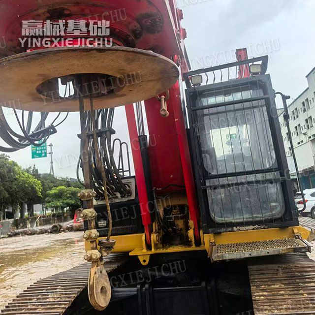 Centralized lubrication Single-hole efficiency is high Smooth transitions SR155 Rotary Drill Rig