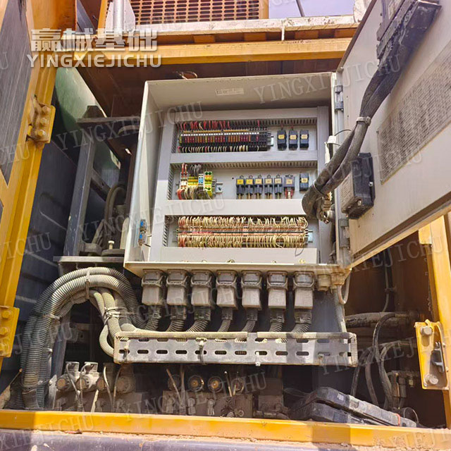 Fast hole forming Adequate power reserve Efficient Hydraulics XR240 Rotary Drilling Rig