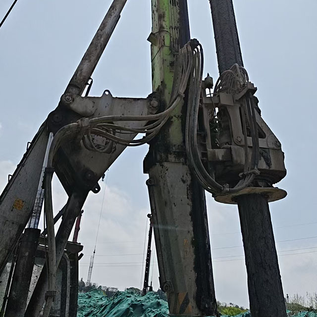 Smooth transitions Efficient Hydraulics Quick action response ZR240 Rotary Drill Rig